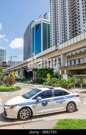 Miami Florida, Brickell Financial District, SW 1st Avenue, The Underline, City of Miami Public Service Aide Car parkt am Bürgersteig, Metromover-Gleise oben Stockfoto