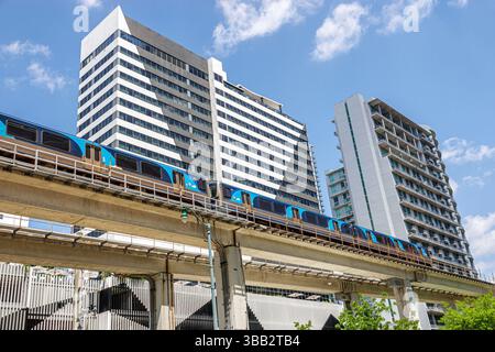 Miami Florida, Brickell Financial District, SW 1st Avenue, die Unterlinie, erhöhte U-Bahn, blaue Bahn, die oben vorbeifährt, Hochhaus Büro r Stockfoto