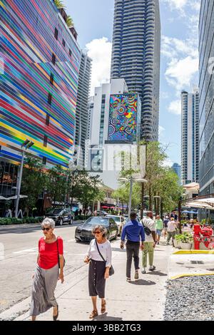Miami Florida, Brickell Financial District, South Miami Avenue, Fabian Burgos Wandgemälde bunte Streifen, Brickell Flatiron Eigentumswohnungen, Straßenszene mit Ped Stockfoto