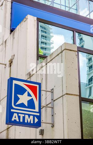 Miami Florida, Brickell Financial District, Brickell Avenue, Bank Geldautomat Schild vor dem Gebäude, blau rot weiß Symbol, Finanztransaktionen Access Point, Urban Stockfoto