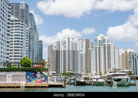 Miami Florida, Brickell Financial District, Biscayne Bay Waterfront, Blick auf den River Walk Trail, Brickell Key, Courvoisier Courts, Carbonell Condominium Complex, Stockfoto