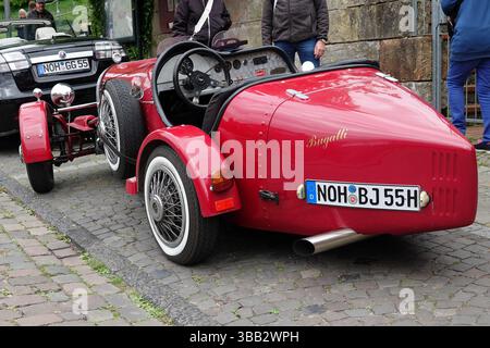 Bad Bentheim, Deutschland - 4. Mai 2025 im Stadtzentrum steht Ein roter Bugatti Typ 35-Nachbau. Es sieht toll aus Stockfoto