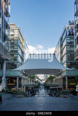 Amman, Jordanien - 12. November 2024: Geschäfte und moderne Apartments säumen die Straße in der Abdali Mall Stockfoto