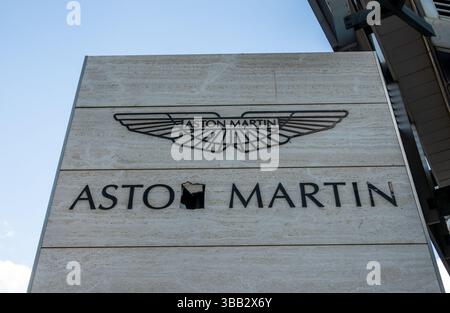 Amman, Jordanien – 12. November 2024: Schild für den Aston Martin-Autohaus mit beschädigter Oberfläche in der Nähe der Abdali Mall Stockfoto
