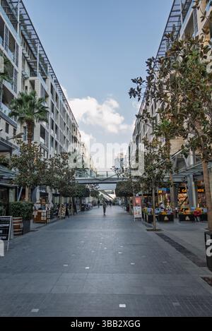 Amman, Jordanien - 12. November 2024: Geschäfte und moderne Apartments säumen die Straße in der Abdali Mall Stockfoto