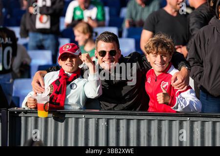 Rotterdam, Niederlande. Mai 2025. Rotterdam - Fans von Feyenoord während der dreißigsten Runde der Eredivisie-Saison 2024/2025. Das Spiel findet am 14. Mai 2025 im Stadion Feijenoord de Kuip zwischen Feyenoord und RKC Waalwijk in Rotterdam statt. Credit: Box to Box Pictures/Alamy Live News Stockfoto