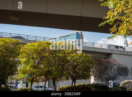 Amman, Jordanien - 12. November 2024: Hilton Hotel zwischen Überführungsbrücken in der Nähe der Adbali Mall im Norden der Hauptstadt Stockfoto