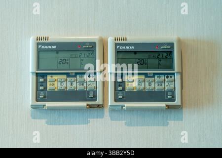 Amman, Jordanien - 12. November 2024: Zwei Daikin-Thermostate an einer Hotelwand, die Zeit und Temperatur anzeigen. Stockfoto