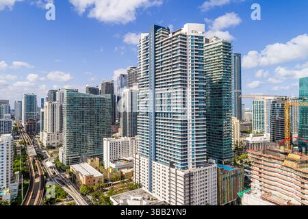 Miami Florida, Brickell Financial District, Blick von der SW 15th Road an der SW 1st Avenue, Luftsicht von oben, Metromover Brickell Loop, erhöhtes Au Stockfoto