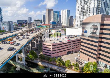 Miami Florida, I95 Interstate 95 Highway, Blick auf die Innenstadt von SW 3rd Avenue in SW 4th Street, Miami River, Blick von oben, Metromover blau Stockfoto