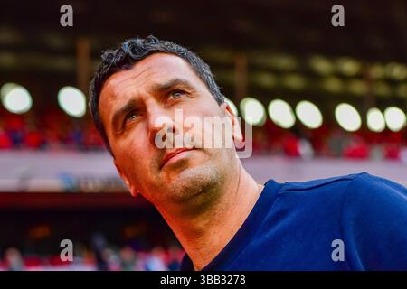 Enschede, Niederlande. Mai 2025. ENSCHEDE, Stadion Grolsch Veste, 14-05-2025, Saison 2024/2025, niederländischer Eredivisie Football während des Spiels Twente - AZ, AZ Trainer Maarten Martens Credit: Pro Shots/Alamy Live News Stockfoto