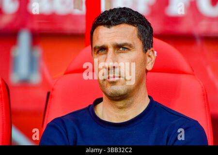 Enschede, Niederlande. Mai 2025. ENSCHEDE, Stadion Grolsch Veste, 14-05-2025, Saison 2024/2025, niederländischer Eredivisie Football während des Spiels Twente - AZ, AZ Trainer Maarten Martens Credit: Pro Shots/Alamy Live News Stockfoto