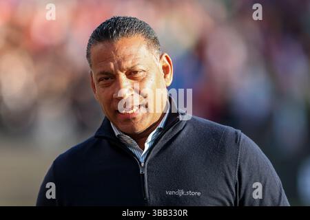 Rotterdam, Niederlande. Mai 2025. ROTTERDAM, NIEDERLANDE - 14. MAI: Trainer Henk Fraser vom RKC Waalwijk während des niederländischen Eredivisie-Spiels zwischen Feyenoord und RKC Waalwijk im Stadion Feijenoord am 14. Mai 2025 in Rotterdam, Niederlande. (Foto von Hans van der Valk/Orange Pictures) Credit: Orange Pics BV/Alamy Live News Stockfoto