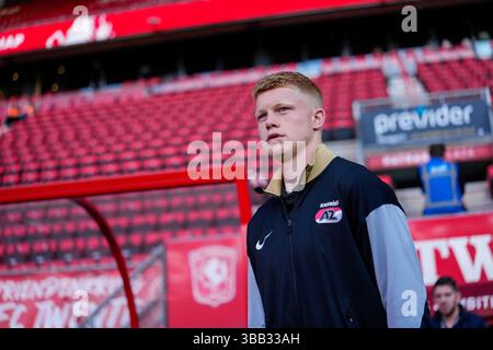 Enschede, Niederlande. Mai 2025. ENSCHEDE, NIEDERLANDE - 14. MAI: Kees Smit von AZ tritt am 14. Mai 2025 in Enschede in den Niederlanden bei einem niederländischen Eredivisie-Spiel zwischen dem FC Twente und AZ in de Grolsch Veste ein. (Foto von Ed van de Pol/Orange Pictures) Credit: Orange Pics BV/Alamy Live News Stockfoto
