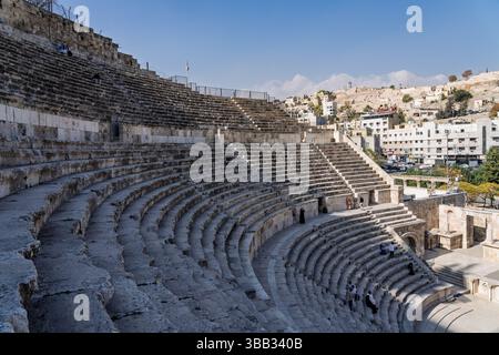 Amman, Jordanien – 12. November 2024: Das römische Theater von Amman ist ein Amphitheater mit 6.000 Sitzplätzen aus dem 2. Jahrhundert und gegenüber der Zitadelle von Amman Stockfoto