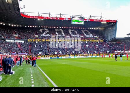 Enschede, Niederlande. Mai 2025. ENSCHEDE, Stadion Grolsch Veste, 14-05-2025, Saison 2024/2025, niederländischer Eredivisie Football während des Spiels Twente - AZ, Anhänger des FC Twente Credit: Pro Shots/Alamy Live News Stockfoto
