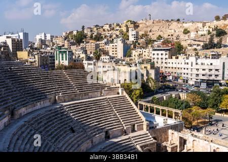 Amman, Jordanien – 12. November 2024: Das römische Theater von Amman ist ein Amphitheater mit 6.000 Sitzplätzen aus dem 2. Jahrhundert und gegenüber der Zitadelle von Amman Stockfoto