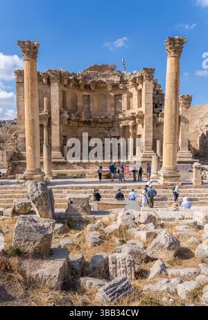 Jerash, Jordanien - 11. November 2024: Touristen sehen das Nymphaeum oder den öffentlichen Brunnen auf dem Cardo Maximus in Jerash Stockfoto