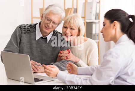 Senior Paar treffen Finanzberater für Investitionen Stockfoto