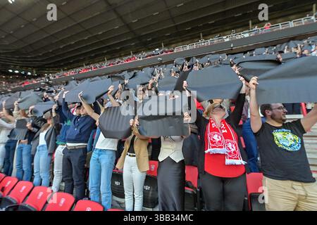 Enschede, Niederlande. Mai 2025. ENSCHEDE, Stadion Grolsch Veste, 14-05-2025, Saison 2024/2025, niederländischer Eredivisie Football während des Spiels Twente - AZ, Anhänger des FC Twente Credit: Pro Shots/Alamy Live News Stockfoto