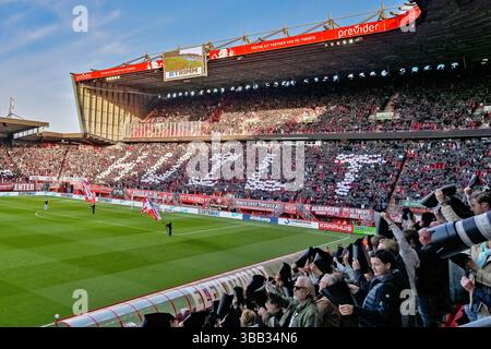 Enschede, Niederlande. Mai 2025. ENSCHEDE, Stadion Grolsch Veste, 14-05-2025, Saison 2024/2025, niederländischer Eredivisie Football während des Spiels Twente - AZ, Anhänger des FC Twente Credit: Pro Shots/Alamy Live News Stockfoto