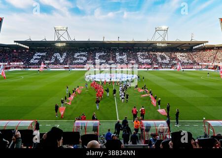 Enschede, Niederlande. Mai 2025. ENSCHEDE, Stadion Grolsch Veste, 14-05-2025, Saison 2024/2025, niederländischer Eredivisie Football während des Spiels Twente - AZ, Anhänger des FC Twente Credit: Pro Shots/Alamy Live News Stockfoto