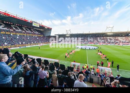 Enschede, Niederlande. Mai 2025. ENSCHEDE, Stadion Grolsch Veste, 14-05-2025, Saison 2024/2025, niederländischer Eredivisie Football während des Spiels Twente - AZ, Anhänger des FC Twente Credit: Pro Shots/Alamy Live News Stockfoto