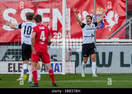 Enschede, Niederlande. Mai 2025. ENSCHEDE, NIEDERLANDE – 14. MAI: Alexandre hat sich bei einem Spiel der niederländischen Eredivisie zwischen dem FC Twente und AZ in de Grolsch Veste am 14. Mai 2025 in Enschede, Niederlande, mit Beschwerden über AZ konfrontiert. (Foto von Ed van de Pol/Orange Pictures) Credit: Orange Pics BV/Alamy Live News Stockfoto