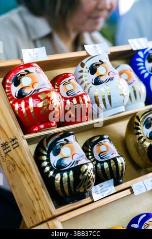 Japanische Daruma-Puppen auf dem Yokimono Japanese Market 11. Mai 2025 in Stratford Riverside East, London, England Stockfoto