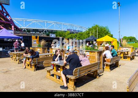Leute essen am Yokimono Japanese Market 11. Mai 2025 in Stratford Riverside East, London, England Stockfoto