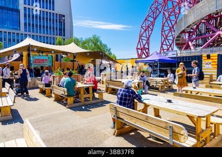 Leute essen am Yokimono Japanese Market 11. Mai 2025 in Stratford Riverside East, London, England Stockfoto