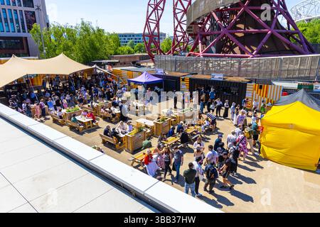 Leute essen am Yokimono Japanese Market 11. Mai 2025 in Stratford Riverside East, London, England Stockfoto