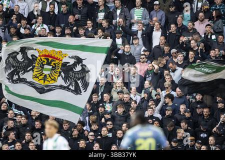 GRONINGEN - Fans des FC Groningen beim niederländischen Eredivisie-Spiel zwischen dem FC Groningen und Ajax im Euroborg-Stadion am 14. Mai 2025 in Groningen, Niederlande. ANP ROBIN VAN LONKHUIJSEN Stockfoto
