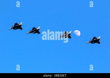 Französische Luftwaffe Dassault Rafale B-Kampfflugzeuge fliegen in Formation während der NATO-Übung Ramstein Flag. Leeuwarden, Niederlande Stockfoto