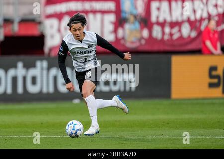 Enschede, Niederlande. Mai 2025. ENSCHEDE, NIEDERLANDE - 14. MAI: Seiya Maikuma von AZ spielt mit dem Ball während eines niederländischen Eredivisie-Spiels zwischen dem FC Twente und AZ in de Grolsch Veste am 14. Mai 2025 in Enschede, Niederlande. (Foto von Ed van de Pol/Orange Pictures) Credit: Orange Pics BV/Alamy Live News Stockfoto