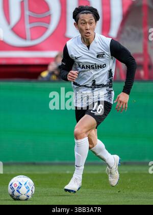 Enschede, Niederlande. Mai 2025. ENSCHEDE, NIEDERLANDE - 14. MAI: Seiya Maikuma von AZ spielt mit dem Ball während eines niederländischen Eredivisie-Spiels zwischen dem FC Twente und AZ in de Grolsch Veste am 14. Mai 2025 in Enschede, Niederlande. (Foto von Ed van de Pol/Orange Pictures) Credit: Orange Pics BV/Alamy Live News Stockfoto