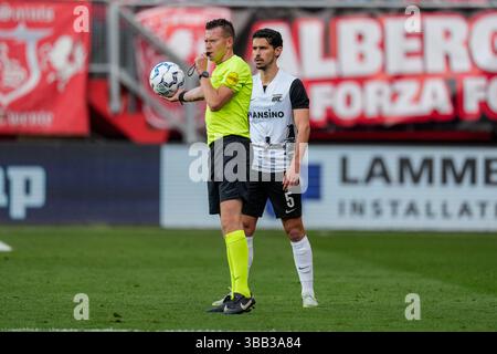 Enschede, Niederlande. Mai 2025. ENSCHEDE, NIEDERLANDE - 14. MAI: Schiedsrichter Allard Lindhout hält den Ball während eines niederländischen Eredivisie-Spiels zwischen dem FC Twente und AZ in de Grolsch Veste am 14. Mai 2025 in Enschede, Niederlande. (Foto von Ed van de Pol/Orange Pictures) Credit: Orange Pics BV/Alamy Live News Stockfoto