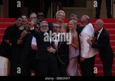 Die Schauspieler und Regisseure von Mission: Impossible – The Final Reckoning haben einen glamourösen Moment mit dem vielleicht teuersten Selfie des Jahres auf dem roten Teppich des Filmfestivals von Cannes 2025 festgehalten. Im Bild sind Tom Cruise und andere Darsteller neben den Regisseuren des Films zu sehen, die einen ehrlichen Moment bei der Premiere teilen. Stockfoto