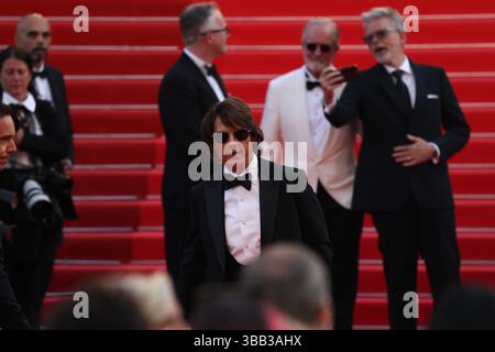 Die Schauspieler und Regisseure von Mission: Impossible – The Final Reckoning haben einen glamourösen Moment mit dem vielleicht teuersten Selfie des Jahres auf dem roten Teppich des Filmfestivals von Cannes 2025 festgehalten. Im Bild sind Tom Cruise und andere Darsteller neben den Regisseuren des Films zu sehen, die einen ehrlichen Moment bei der Premiere teilen. Stockfoto