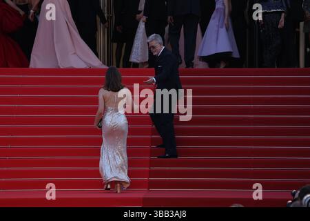 Die Schauspieler und Regisseure von Mission: Impossible – The Final Reckoning haben einen glamourösen Moment mit dem vielleicht teuersten Selfie des Jahres auf dem roten Teppich des Filmfestivals von Cannes 2025 festgehalten. Im Bild sind Tom Cruise und andere Darsteller neben den Regisseuren des Films zu sehen, die einen ehrlichen Moment bei der Premiere teilen. Stockfoto