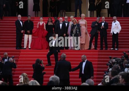 Die Schauspieler und Regisseure von Mission: Impossible – The Final Reckoning haben einen glamourösen Moment mit dem vielleicht teuersten Selfie des Jahres auf dem roten Teppich des Filmfestivals von Cannes 2025 festgehalten. Im Bild sind Tom Cruise und andere Darsteller neben den Regisseuren des Films zu sehen, die einen ehrlichen Moment bei der Premiere teilen. Stockfoto