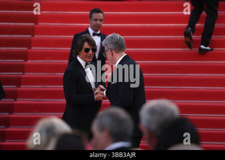 Die Schauspieler und Regisseure von Mission: Impossible – The Final Reckoning haben einen glamourösen Moment mit dem vielleicht teuersten Selfie des Jahres auf dem roten Teppich des Filmfestivals von Cannes 2025 festgehalten. Im Bild sind Tom Cruise und andere Darsteller neben den Regisseuren des Films zu sehen, die einen ehrlichen Moment bei der Premiere teilen. Stockfoto