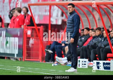 Enschede, Niederlande. Mai 2025. ENSCHEDE, Stadion Grolsch Veste, 14-05-2025, Saison 2024/2025, niederländischer Eredivisie Football während des Spiels Twente - AZ, AZ Trainer Maarten Martens Credit: Pro Shots/Alamy Live News Stockfoto