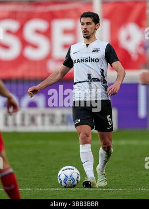 Enschede, Niederlande. Mai 2025. ENSCHEDE, NIEDERLANDE – 14. MAI: Alexandre Penetra von AZ spielt mit dem Ball während eines niederländischen Eredivisie-Spiels zwischen dem FC Twente und AZ in de Grolsch Veste am 14. Mai 2025 in Enschede, Niederlande. (Foto von Ed van de Pol/Orange Pictures) Credit: Orange Pics BV/Alamy Live News Stockfoto