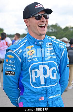 IndyCar-Fahrer Josef Newgarden lacht vor dem Start des Children's of Alabama Indy Grand Prix am Sonntag, den 4. Mai 2025 in Birmingham, Al (Mitch White/Image of Sport). Stockfoto