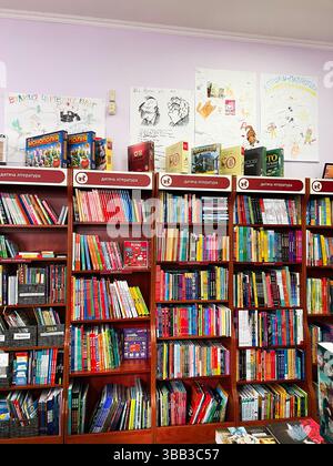 Kiew, Ukraine - 14. Mai 2025: Kinderbücher werden in Holzregalen in einer gemütlichen und organisierten Bücherei ausgestellt Stockfoto