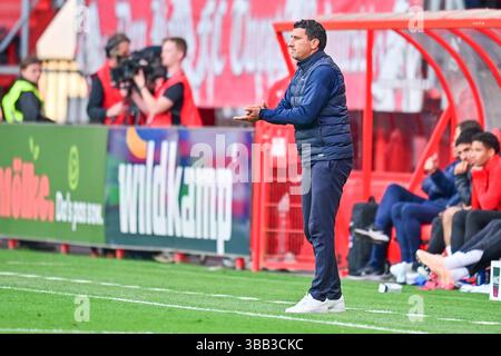 Enschede, Niederlande. Mai 2025. ENSCHEDE, Stadion Grolsch Veste, 14-05-2025, Saison 2024/2025, niederländischer Eredivisie Football während des Spiels Twente - AZ, AZ Trainer Maarten Martens Credit: Pro Shots/Alamy Live News Stockfoto