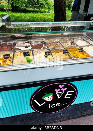 Tern?pil, Ukraine - 14. Mai 2025: Eine Präsentation verschiedener Eissorten in verschiedenen Geschmacksrichtungen an einem hellen Stand Stockfoto