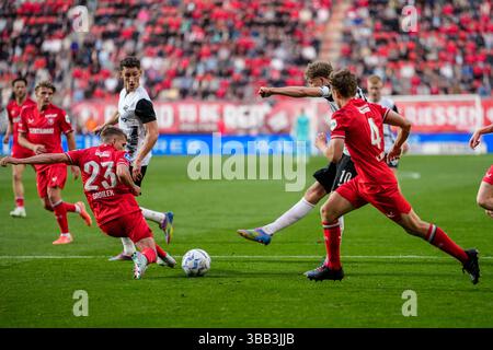 Enschede, Niederlande. Mai 2025. ENSCHEDE, NIEDERLANDE - 14. MAI: Sven Mijnans von AZ schießt beim niederländischen Eredivisie-Spiel zwischen dem FC Twente und AZ am 14. Mai 2025 in de Grolsch Veste in Enschede, Niederlande. (Foto von Ed van de Pol/Orange Pictures) Credit: Orange Pics BV/Alamy Live News Stockfoto