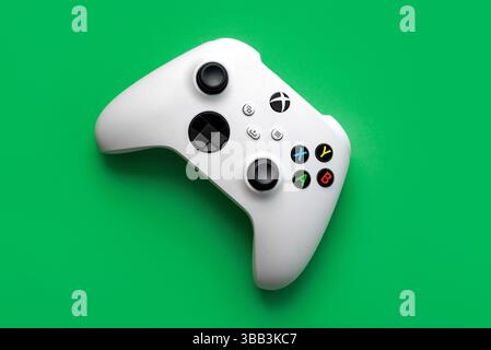 Draufsicht des weißen Gaming-Wireless-Controllers der Xbox über grünem Hintergrund Stockfoto